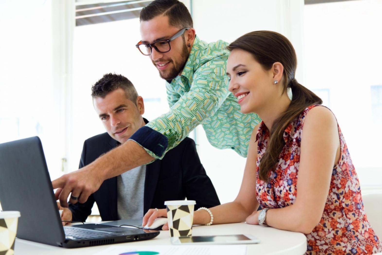 Étudiant travaillant sur un projet de développement personnel dans notre espace de formation