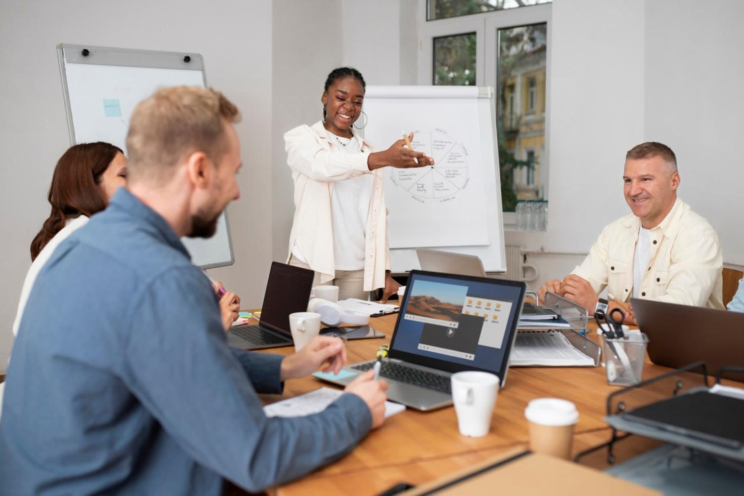 Présentation de projet étudiant lors d'une session d'évaluation collective